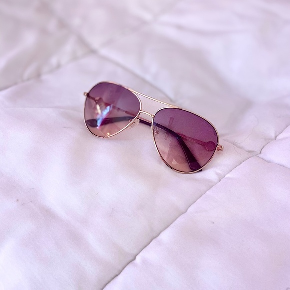 GUESS Streetwear Classic-Shaped Purple Tinted Gold-Framed Aviator Sunglasses - Picture 1 of 5